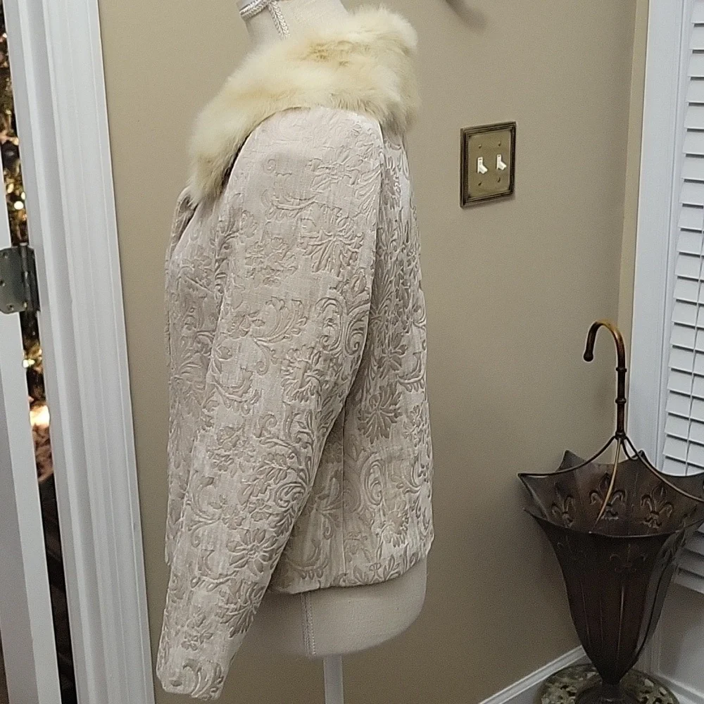 Parisian Signature Petite embossed cream taupe short jacket faux fur collar 8P …